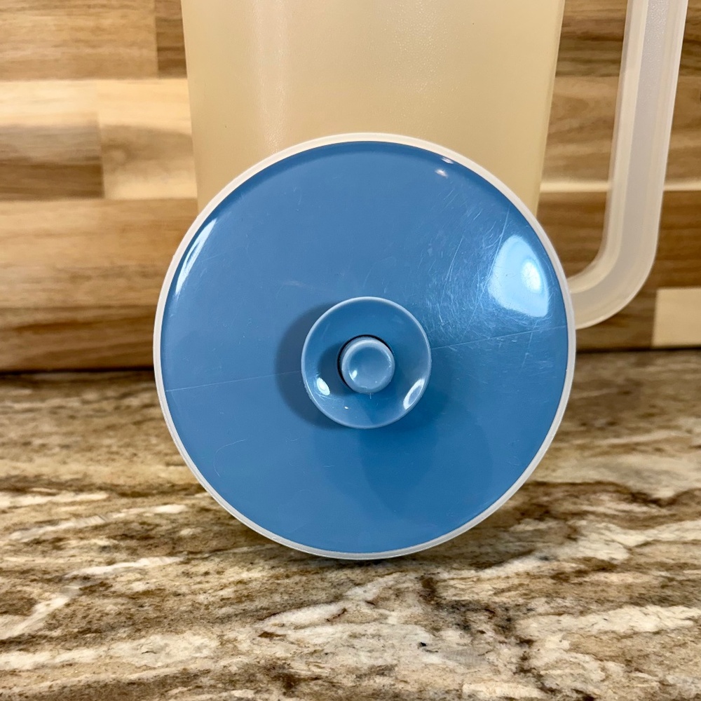 Vintage Tupperware 2 Qt Sheer Pitcher #1676-3 with Baby Blue Push-Button Lid - Picture 6 of 10